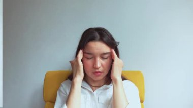  Genç ve çekici bir kız baş ağrısından muzdarip. Yüksek kaliteli FullHD görüntüler