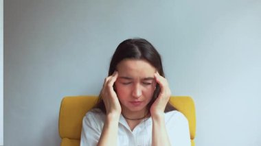  Genç ve çekici bir kız baş ağrısından muzdarip. Yüksek kaliteli FullHD görüntüler