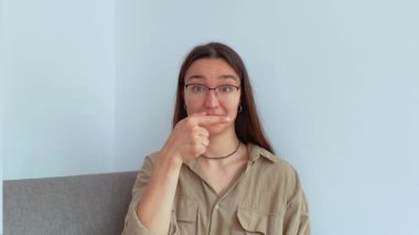 Genç ve çekici bir kız parmağını kenarı gösterir ve onu bağlantıyı takip etmeye davet eder. Yüksek kalite 4k görüntü