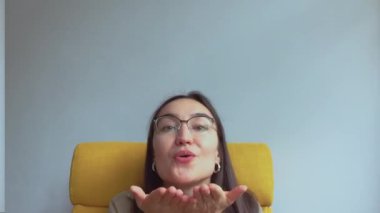 Genç ve çekici bir kız hava öpücüğü yolluyor. Yüksek kaliteli FullHD görüntüler