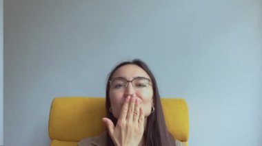 Genç ve çekici bir kız hava öpücüğü yolluyor. Yüksek kaliteli FullHD görüntüler