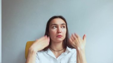 Çekici genç bir kız dayanılmaz bir sıcaktan muzdarip. Yüksek kalite 4k görüntü