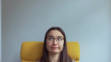 Genç ve çekici bir kız arkadaşlarını selamlamak için elini sallıyor. Yüksek kalite FullHD görüntüler.