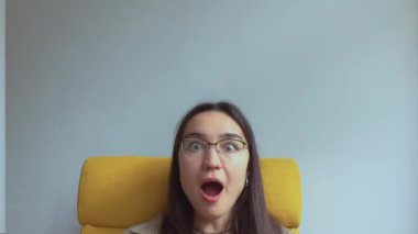 Genç ve çekici bir kız arkadaşlarını selamlamak için elini sallıyor. Yüksek kalite FullHD görüntüler.