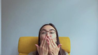 Genç ve çekici bir kız hava öpücüğü yolluyor. Yüksek kaliteli FullHD görüntüler