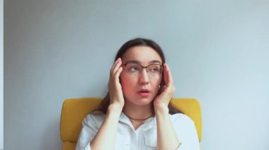 Çekici genç bir kız dayanılmaz bir sıcaktan muzdarip. Yüksek kalite 4k görüntü