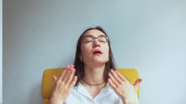 Çekici genç bir kız dayanılmaz bir sıcaktan muzdarip. Yüksek kalite 4k görüntü