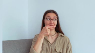 Genç ve çekici bir kız parmağını kenarı gösterir ve onu bağlantıyı takip etmeye davet eder. Yüksek kalite 4k görüntü