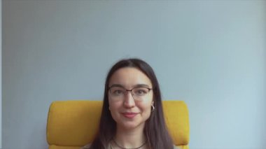 Genç ve çekici bir kız şaşırdı ve baş parmağını kaldırdı. Yüksek kalite 4K görüntü.