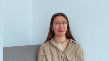 Genç ve çekici bir kız hayal kırıklığıyla baş parmağını kaldırıyor. Yüksek kalite 4k görüntü