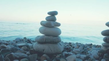 Deniz manzarası ve kayalık sahil manzarası çok güzel. Kayalardan ve dalgalardan oluşan muhteşem bir deniz. Yüksek kalite 4k görüntü