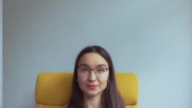 Genç ve çekici bir kız elleriyle kalp şeklinde bir jest yapıyor. Yüksek kaliteli FullHD görüntüler