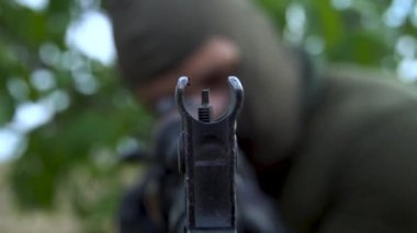 Profesyonel bir subay zırhını doldurur ve makineli tüfeğini düşmana doğrultur. - Evet. Yüksek kaliteli FullHD görüntüler