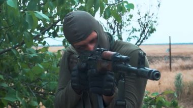 Profesyonel bir subay zırhını doldurur ve makineli tüfeğini düşmana doğrultur. - Evet. Yüksek kaliteli FullHD görüntüler