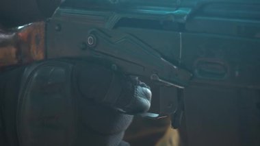  Profesyonel asker makineli tüfeğinin tetiğine basar. Yüksek kaliteli FullHD görüntüler