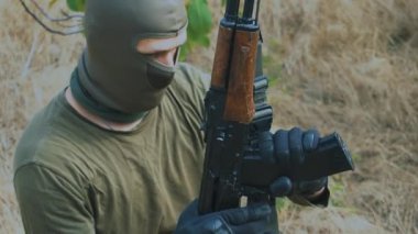 Profesyonel bir subay zırhını doldurur ve makineli tüfeğini düşmana doğrultur. - Evet. Yüksek kaliteli FullHD görüntüler
