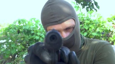 Profesyonel bir asker düşmana silah doğrultuyor. Yüksek kaliteli FullHD görüntüler