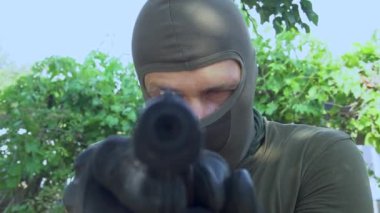 Terörist silahı kurbana doğrultuyor. Yüksek kalite 4k görüntü
