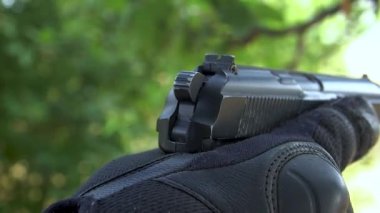 Profesyonel bir asker düşmana ateş eder. Yüksek kaliteli FullHD görüntüler