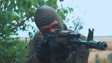 Profesyonel bir subay zırhını doldurur ve makineli tüfeğini düşmana doğrultur. - Evet. Yüksek kaliteli FullHD görüntüler