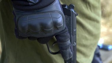 Bir asker ateşe hazırlanan dolu bir tabanca tutar. Yüksek kaliteli FullHD görüntüler