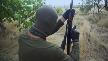 Profesyonel bir subay zırhını doldurur ve makineli tüfeğini düşmana doğrultur. - Evet. Yüksek kaliteli FullHD görüntüler