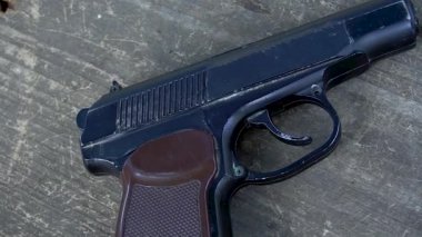 Asker dolu tabancayı masadan alır. Masanın üzerinde dolu bir tabanca var. Yüksek kaliteli FullHD görüntüler