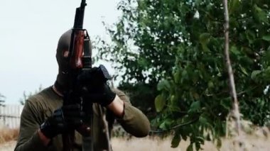 Profesyonel bir subay zırhını doldurur ve makineli tüfeğini düşmana doğrultur. - Evet. Yüksek kaliteli FullHD görüntüler