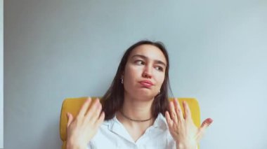 Çekici genç bir kız dayanılmaz bir sıcaktan muzdarip. Yüksek kalite 4k görüntü