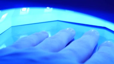 Güzellik salonunda çivi bakım prosedürü.