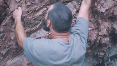 Genç bir adam tehlikeli bir dağ yolunda ilerleyerek takipçilerinden kaçar. Genç bir adam güzel bir manzara görmek için uçurumda tehlikeli bir yola tırmanır. Genç bir gezgin yolda ilerliyor.