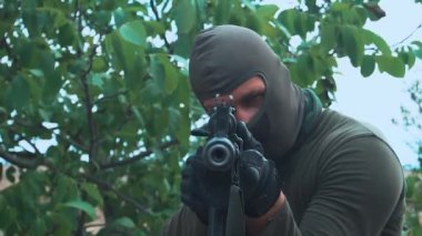 Profesyonel bir subay zırhını doldurur ve makineli tüfeğini düşmana doğrultur. - Evet. Yüksek kaliteli FullHD görüntüler