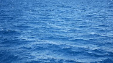 Deniz manzarası ve gök mavisi su. Yuvarlanan dalgalarla muhteşem bir deniz manzarası. Yüksek kalite 4K görüntü. Yüksek kalite 4k görüntü