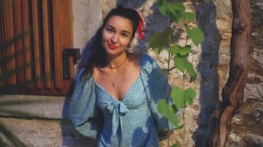 Genç ve güzel bir İspanyol kadın sevgilisine hava öpücüğü yolluyor. Genç ve güzel bir İspanyol kadın sevgilisine hava öpücüğü yolluyor..