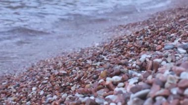 Deniz manzarası ve kayalık sahil manzarası çok güzel. Kayalardan ve dalgalardan oluşan muhteşem bir deniz. Yüksek kalite 4k görüntü