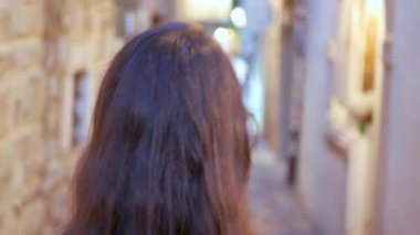 Genç ve çekici bir kız dar bir cadde boyunca yürür, arkasını döner ve kameraya bakar. Genç ve güzel bir kız yürüyüşe çıkmayı teklif ediyor..