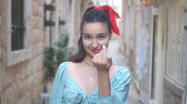 Genç ve çekici bir kız dar bir cadde boyunca yürür, arkasını döner ve kameraya bakar. Genç ve güzel bir kız yürüyüşe çıkmayı teklif ediyor..