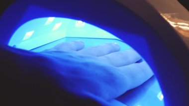 Kabartma lambasında vernikli eller. Güzellik salonunda çivi bakım prosedürü..