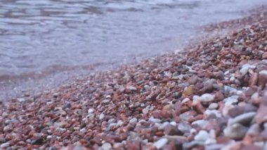 Deniz manzarası ve kayalık sahil manzarası çok güzel. Kayalardan ve dalgalardan oluşan muhteşem bir deniz. Yüksek kalite 4k görüntü