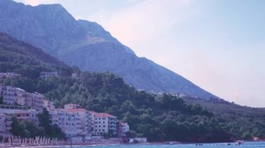 Deniz manzarası ve kayalık sahil manzarası çok güzel. Kayalardan ve dalgalardan oluşan muhteşem bir deniz. Yüksek kalite 4k görüntü