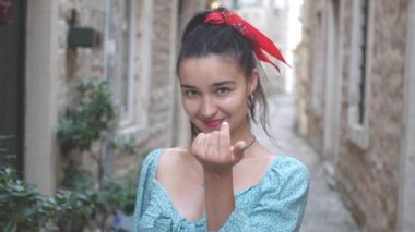 Genç ve çekici bir kız dar bir cadde boyunca yürür, arkasını döner ve kameraya bakar. Genç ve güzel bir kız yürüyüşe çıkmayı teklif ediyor..