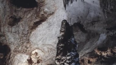 Antik bir mağaranın ortasında sıcak ve misafirperver bir atmosfer yaratan dev bir dikit duruyor. Mağara karanlık ve dikit tek ışık kaynağıdır. Bu da onu bölgenin merkezi yapar.