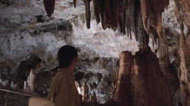 Güzel genç bayan turist antik bir mağarada kaya oluşumlarını keşfediyor. Genç ve güzel bir bilim adamı antik bir mağarada kaya oluşumlarını araştırıyor. Karanlık antik çağlarda muhteşem bir kaya oluşumu