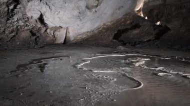Eski bir dağ mağarasında bir yeraltı gölü. Su dağ mağarasının dibine damlıyor ve küçük bir göl oluşturuyor..