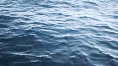 Deniz manzarası ve gök mavisi su. Yuvarlanan dalgalarla muhteşem bir deniz manzarası.