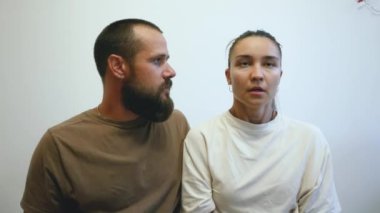 Birbirine aşık genç evli bir çift birbirleriyle tartışıyor. Genç evliler arasında aile kavgası. Aile içi şiddet kavramı. Yüksek kalite