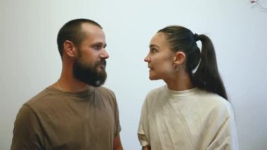 Birbirine aşık genç evli bir çift birbirleriyle tartışıyor. Genç evliler arasında aile kavgası. Aile içi şiddet kavramı. Yüksek kalite