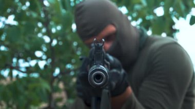 Profesyonel bir subay zırhını doldurur ve makineli tüfeğini düşmana doğrultur. - Evet. Yüksek kaliteli FullHD görüntüler