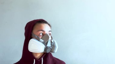 Gaz maskeli ve kırmızı kapüşonlu bir kadın. O, kameraya bakıyor. Tehlike ya da uyarı kavramı. Yüksek kalite