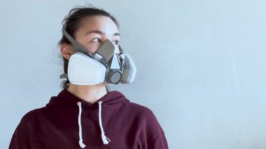 Gaz maskeli ve kırmızı kapüşonlu bir kadın. O, kameraya bakıyor. Tehlike ya da uyarı kavramı. Yüksek kalite